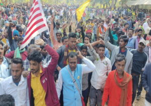 Santhal tribals came on the road carrying traditional weapons with claim on Parasnath hill Sammed peak, Madhuvan remained closed.