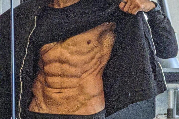 Hrithik flaunts six pack abs as he steps into 2023.