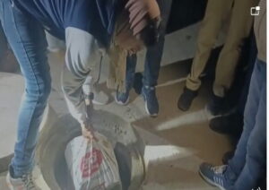  Unique way of hiding liquor of liquor smugglers in Bihar, the cellar was kept on the road itself.