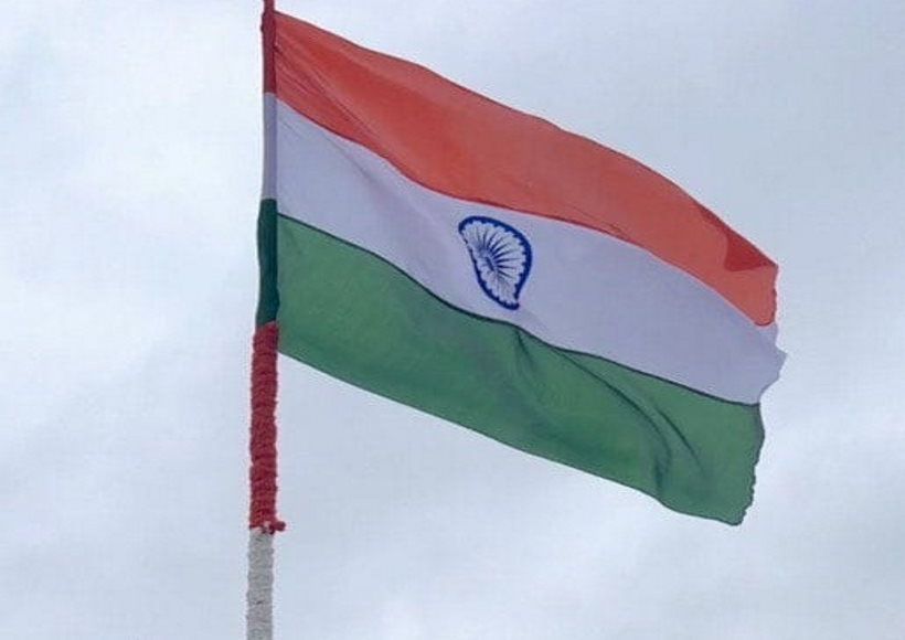 युवकों ने तिरंगे का किया अपमान, जांच जारी