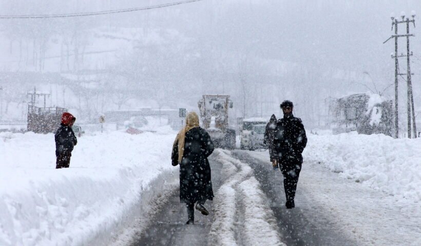 Srinagar: Tourists left stranded after the Srinagar-Jammu highway was closed for traffic due to heavy snowfall