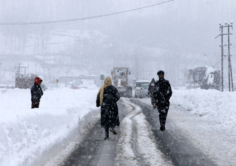 Srinagar: Tourists left stranded after the Srinagar-Jammu highway was closed for traffic due to heavy snowfall