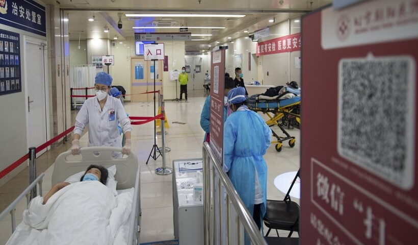 Meng Xiangjun and Zhang Zhimin transfer a COVID-19 patient in east China's Shanghai