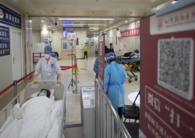 Meng Xiangjun and Zhang Zhimin transfer a COVID-19 patient in east China's Shanghai