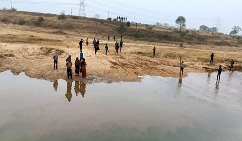 Jharkhand: Sand mafia again attacked officers and policemen, tried to crush them with a tractor.