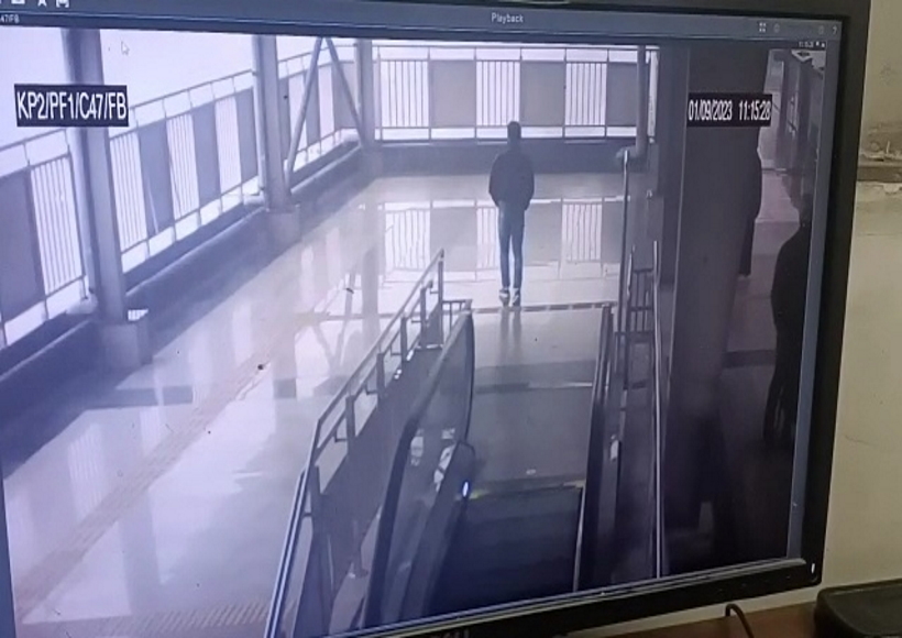 student jumped from knowledge park metro station, died during treatment.