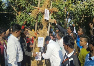 Santhal tribals came on the road carrying traditional weapons with claim on Parasnath hill Sammed peak, Madhuvan remained closed.