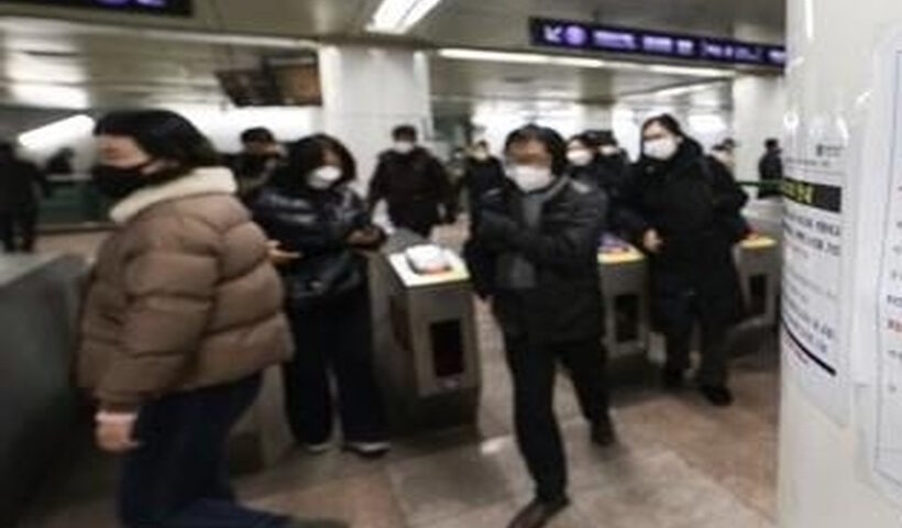 Seoul : People wearing masks get off at Gwanghwamun Station in central Seoul