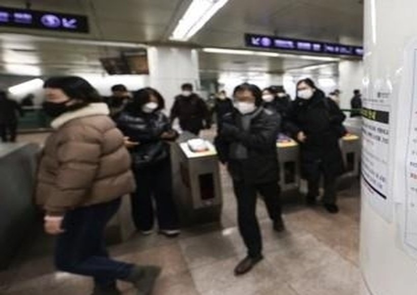 Seoul : People wearing masks get off at Gwanghwamun Station in central Seoul