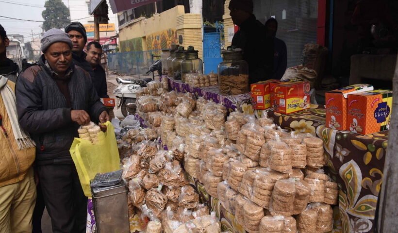 Patna: People busy buying 'Tilkut' - a sweet prepared from sesame seeds and jaggery - on the occasion of Makar Sankranti,