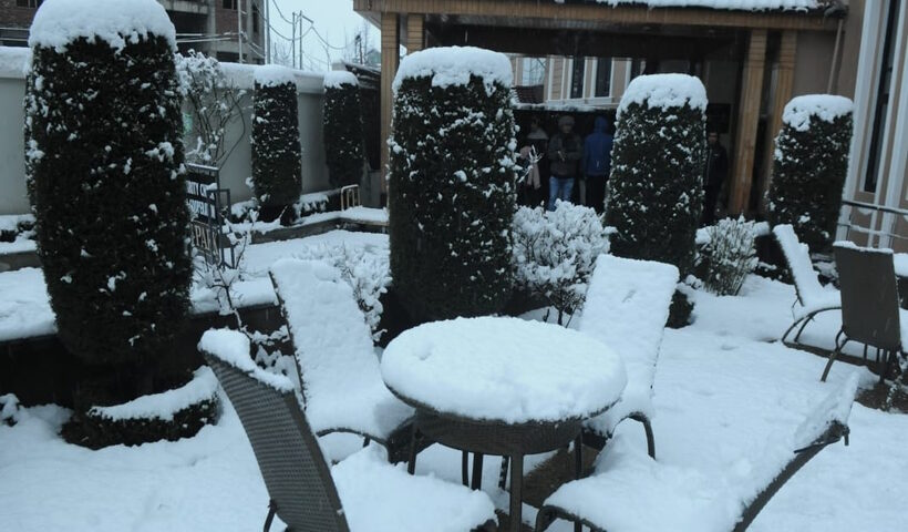 Heavy snowfall cuts off Kashmir from rest of country