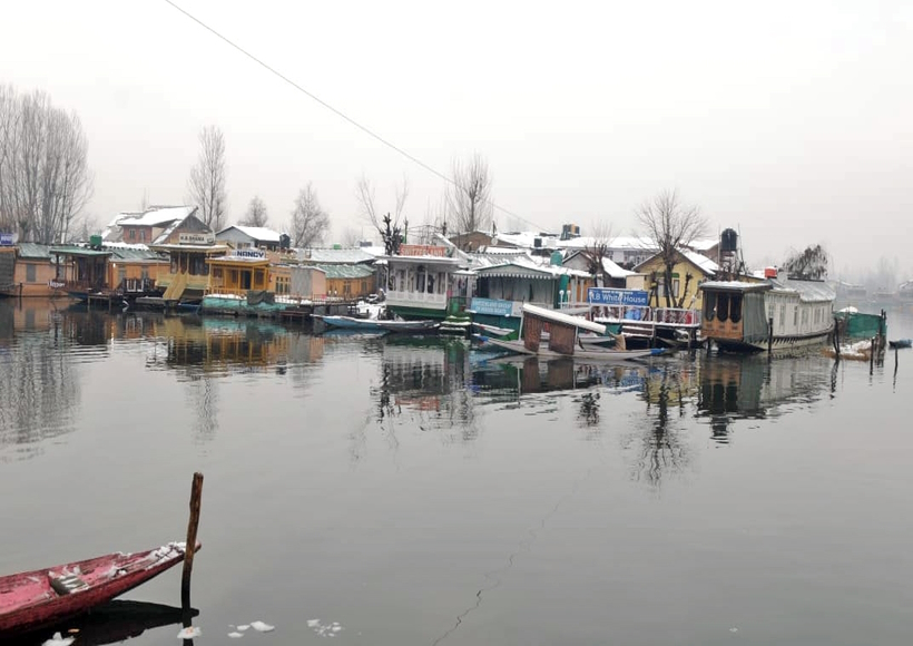 Srinagar : A view of Dal Lake after fresh snowfall, in Srinagar on Tuesday, Jan 31, 2023. (Photo:IANS/Biplab Banerjee)