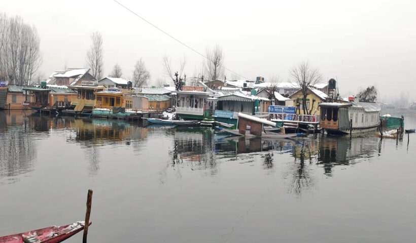 Srinagar : A view of Dal Lake after fresh snowfall, in Srinagar on Tuesday, Jan 31, 2023. (Photo:IANS/Biplab Banerjee)