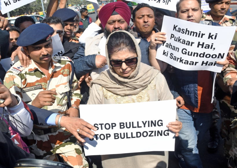 महबूबा को प्रदर्शन के दौरान दिल्ली पुलिस ने हिरासत में लिया