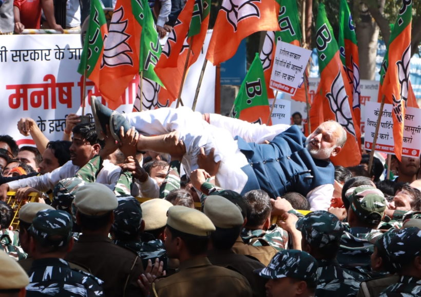 दिल्ली भाजपा ने किया प्रदर्शन, सिसोदिया के इस्तीफे की मांग