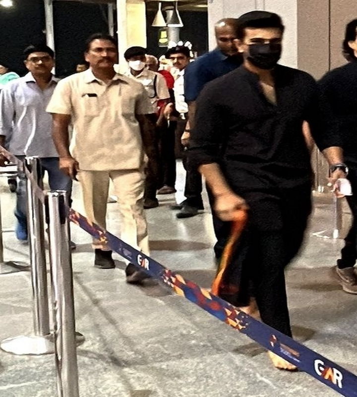 अमेरिका के लिए रवाना होते हुए एयरपोर्ट पर नंगे पैर चले राम चरण, वीडियो वायरल