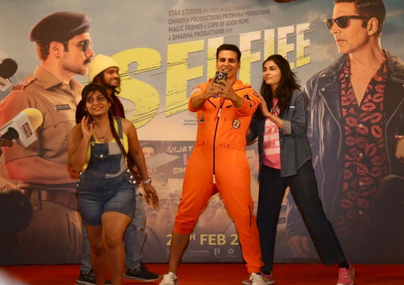 अक्षय कुमार ने तीन मिनट में 184 सेल्फी लेकर तोड़ा वर्ल्ड रिकॉर्ड!