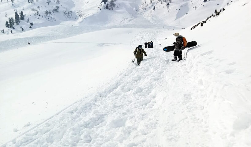 Gulmarg: Two foreign nationals died after a massive avalanche hit the Afarwat peak at the famous Gulmarg skiing resort in Gulmarg on Tuesday, Feb. 1, 2023. (Photo: Nisar Malik /IANS)