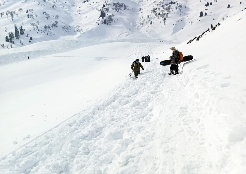 Gulmarg: Two foreign nationals died after a massive avalanche hit the Afarwat peak at the famous Gulmarg skiing resort in Gulmarg on Tuesday, Feb. 1, 2023. (Photo: Nisar Malik /IANS)