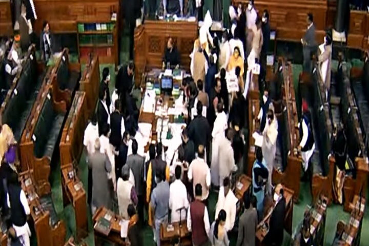 कई स्थगन प्रस्ताव खारिज होने के बाद विपक्ष ने लोकसभा में हंगामा किया