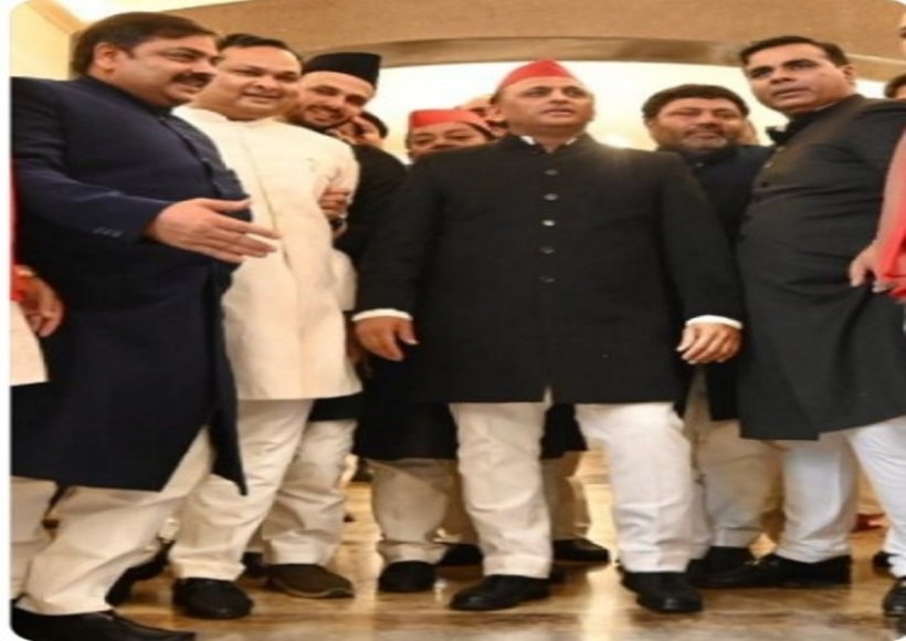 आजम खान के समर्थन में सपा विधायकों ने पहनी शेरवानी