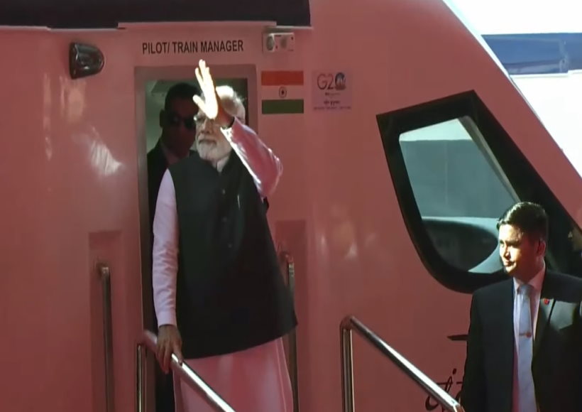 पीएम मोदी ने दो वंदे भारत ट्रेनों को हरी झंडी दिखाई, मुंबई इंफ्रा परियोजनाओं की शुरुआत की