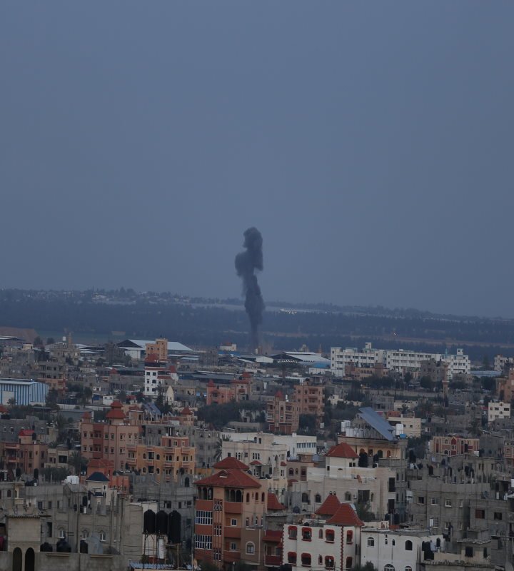 रॉकेट दागने के जवाब में इजराइल ने गाजा पर हवाई हमला किया