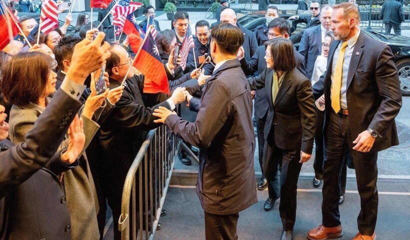 चीन की चेतावनी के बीच ताइवान की राष्ट्रपति अमेरिका पहुंचीं