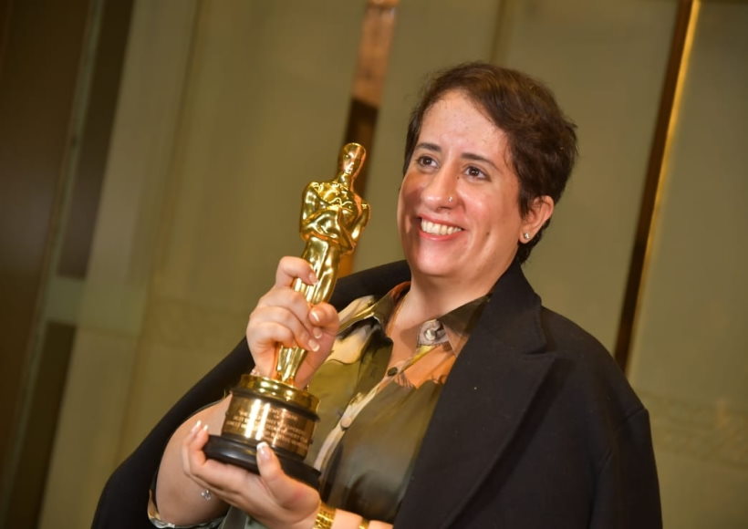 ऑस्कर लेकर मुंबई एयरपोर्ट पहुंचीं गुनीत मोंगा, फैंस ने किया भव्य स्वागत