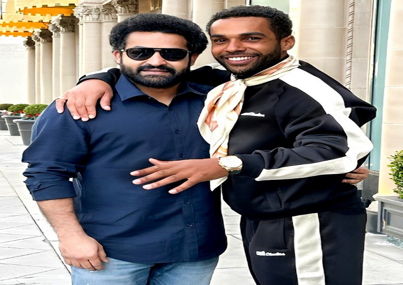 'एमिली इन पेरिस' स्टार लुसिएन लविस्काउंट का एनटीआर जूनियर के साथ तस्वीर वायरल