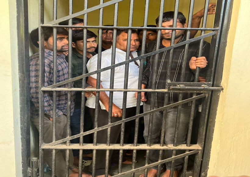 पुलवामा की विधवाओं को पायलट के घर के बाहर से हटाया गया