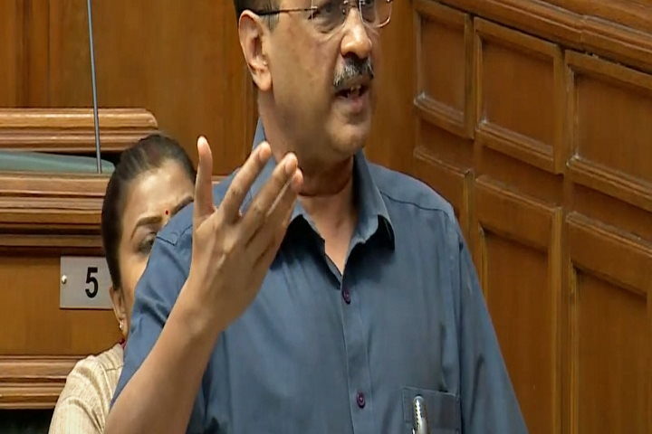 ऊपर से नीचे तक अनपढ़ लोगों की जमात है : बजट पर सीएम केजरीवाल