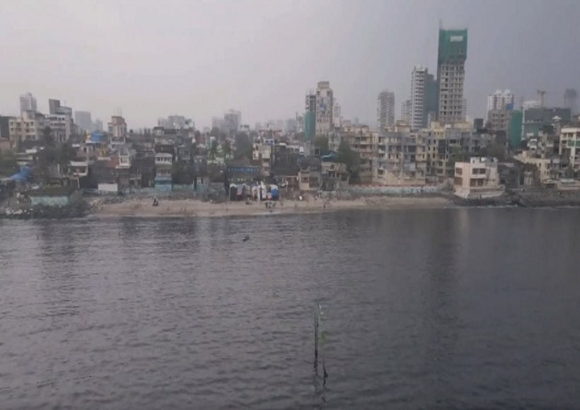 राज ठाकरे की धमकी के 12 घंटे बाद बीएमसी ने गिराई अवैध दरगाह