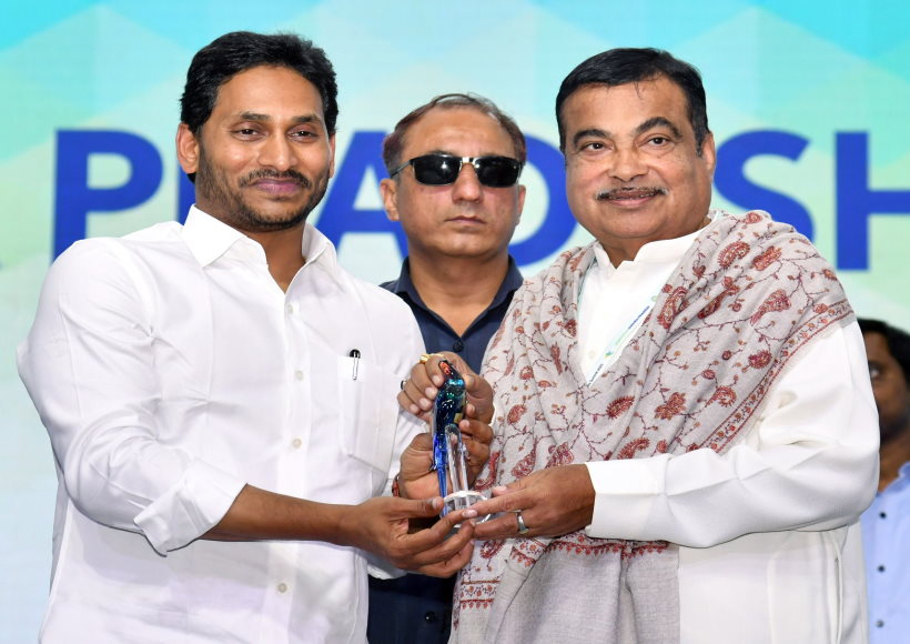 आंध्र प्रदेश में 33,540 करोड़ रुपये की 70 परियोजनाएं चल रही हैं : गडकरी