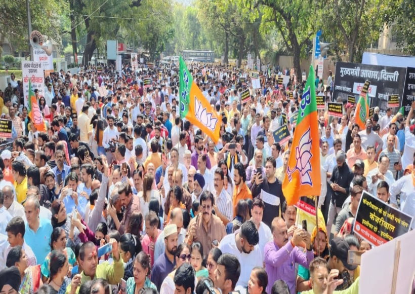 दिल्ली शराब घोटाले के विरुद्ध भाजपा ने आम आदमी पार्टी कार्यालय पर किया प्रदर्शन