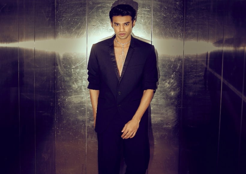 अवॉर्ड लेने पिता इरफान खान का सूट पहनकर पहुंचे बेटे बाबिल खान