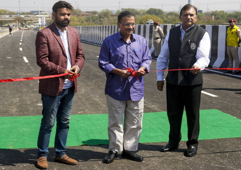 दिल्ली के सीएम केजरीवाल ने आश्रम फ्लाईओवर का उद्घाटन किया
