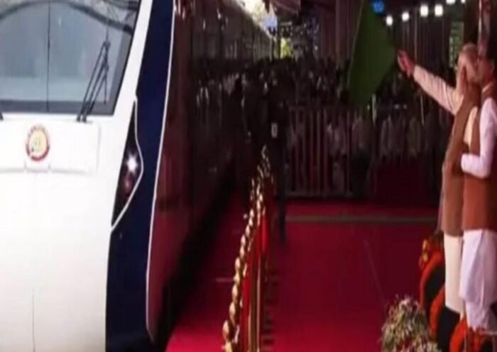 प्रधानमंत्री ने रानी कमलापति स्टेशन से वंदे भारत को झंडी दिखाकर रवाना किया