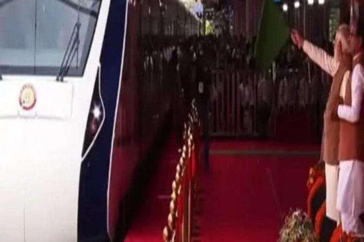 प्रधानमंत्री ने रानी कमलापति स्टेशन से वंदे भारत को झंडी दिखाकर रवाना किया