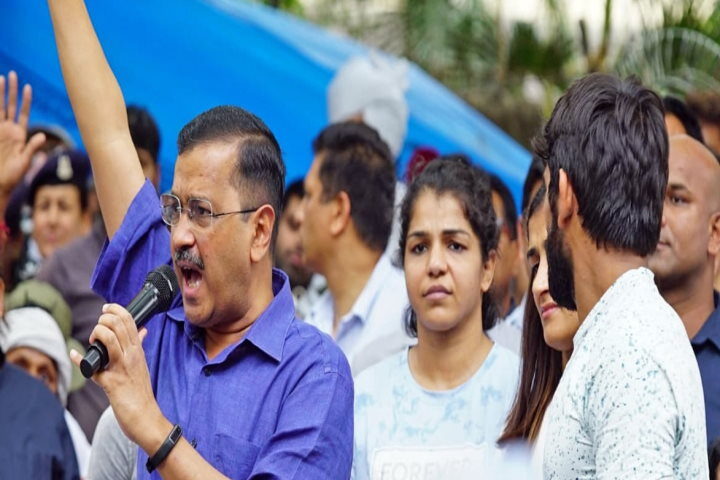 जंतर-मंतर पर प्रदर्शन कर रहे पहलवानों से केजरीवाल ने की मुलाकात