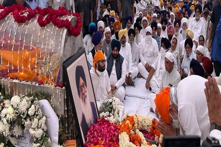 पीएम मोदी ने अकाली नेता बादल को दी श्रद्धांजलि