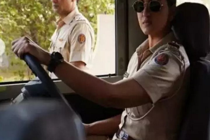 सोनाक्षी सिन्हा की वेब डेब्यू 'दहाड़' का टीजर जारी, तेजतर्रार पुलिस वाले की भूमिका में नजर आईं एक्ट्रेस