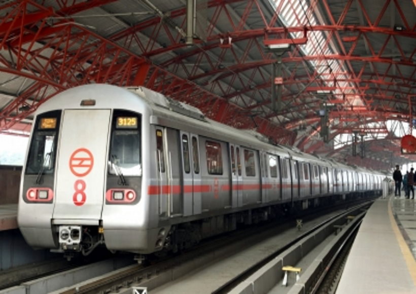 दिल्ली मेट्रो में अश्लील हरकत करते व्यक्ति का वीडिया वायरल, महिला आयोग ने भेजा नोटिस