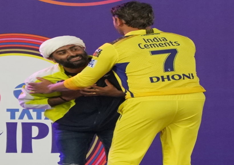 आईपीएल की ओपनिंग सेरेमनी में अरिजीत सिंह ने छुए धोनी के पैर