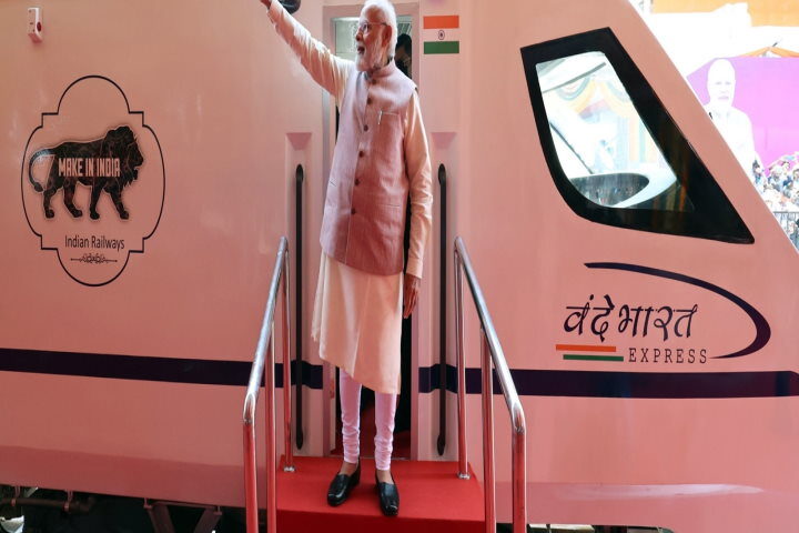 पीएम मोदी ने राजस्थान की पहली वंदे भारत ट्रेन को हरी झंडी दिखाई