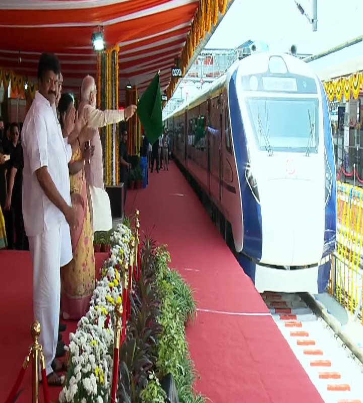 प्रधानमंत्री ने सिकंदराबाद-तिरुपति वंदे भारत एक्सप्रेस को झंडी दिखाकर रवाना किया