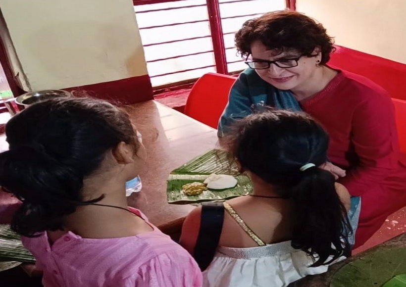 प्रियंका गांधी ने कर्नाटक के रेस्टोरेंट में बनाया डोसा, वीडियो वायरल