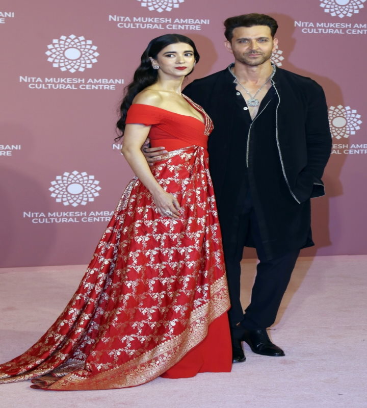 ऋतिक रोशन ने पकड़ी गर्लफ्रेंड सबा की हील्स, इंटरनेट पर छाई तस्वीर