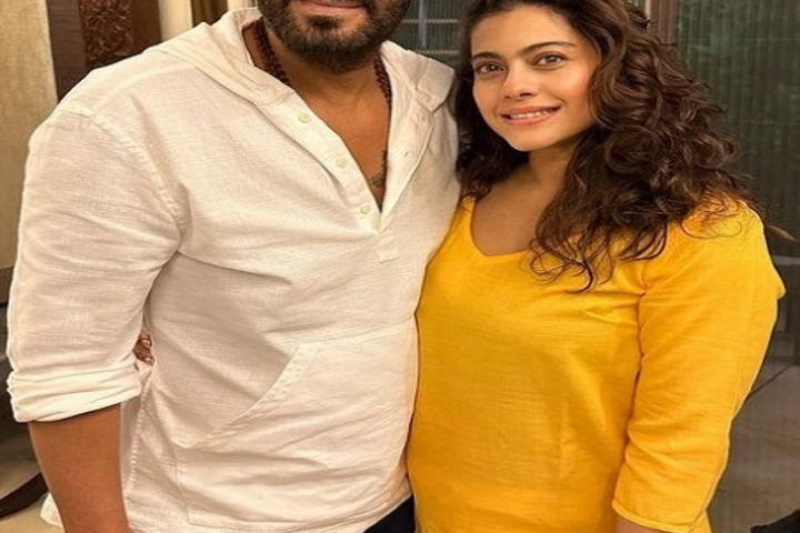 काजोल ने शेयर की अजय के जन्मदिन पर मुस्कुराती हुई तस्वीर, कहा- 'रिटर्न गिफ्ट मिला'