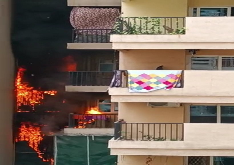 मंदिर में रखे दिए से लगी थी गौर सिटी सोसाइटी के फ्लैट में भीषण आग, फायर ब्रिगेड की दो गाड़ियों ने पाया काबू